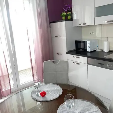 Elin Apartment Split